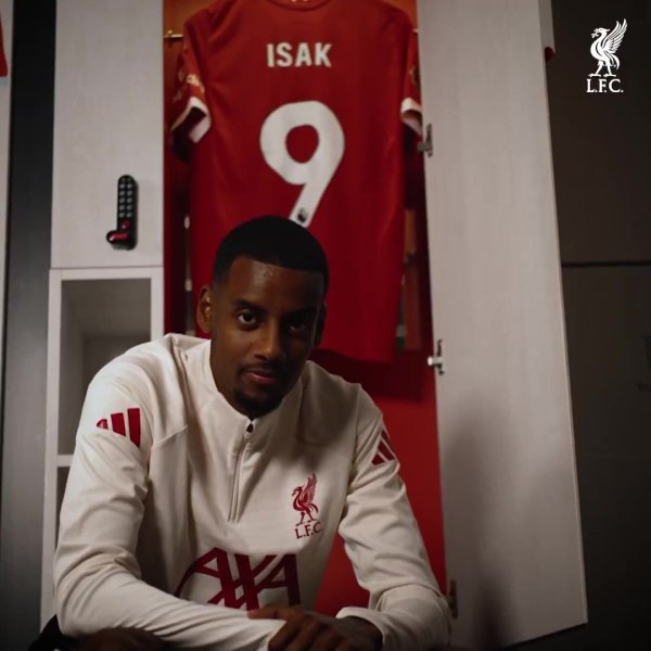 利物浦官推晒英超标王伊萨克视频：迷之笑容，凝视镜头