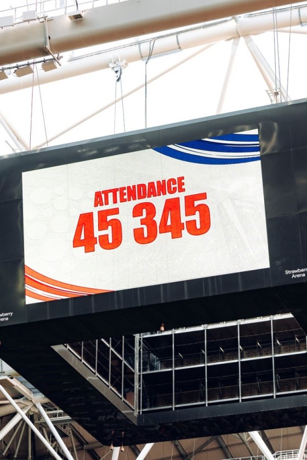 曼联官方晒照，0-0利兹联的赛事  共吸引45345名球迷入