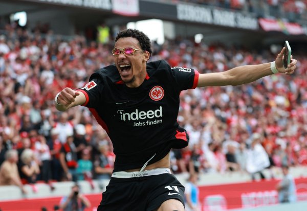 罗马诺：纽卡求购埃基蒂克失败后，法兰克福内部曾期待曼联介入