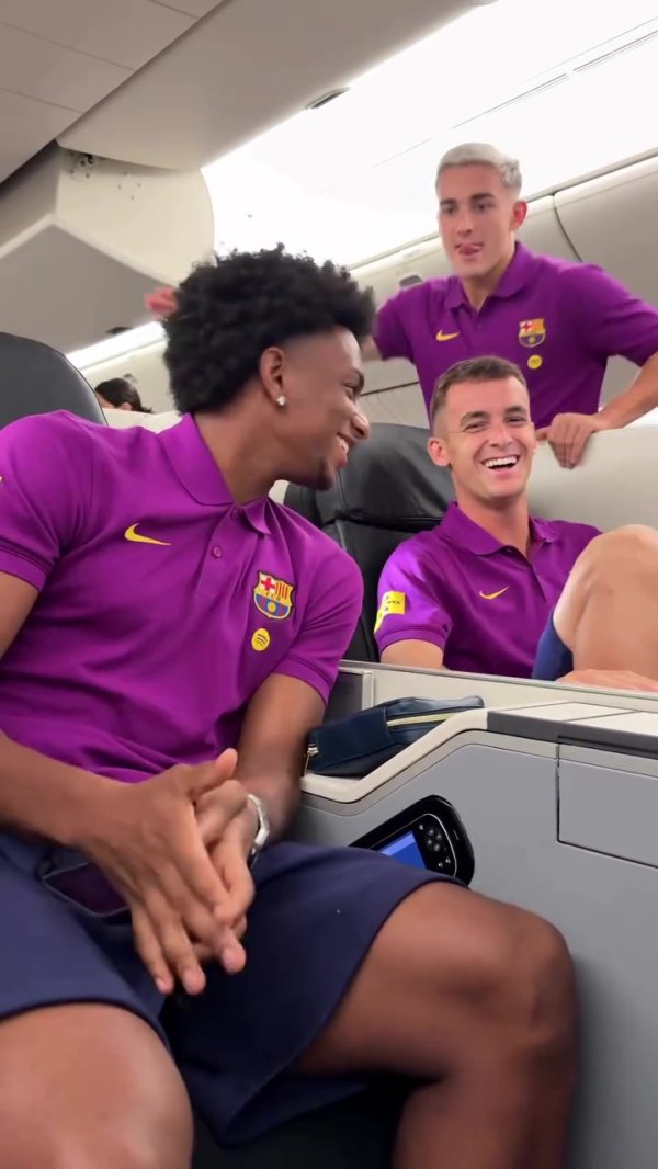 旅途中！巴萨球员飞机上玩游戏+刷手机消磨时光，气氛轻松欢乐