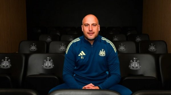 官方：前曼联U18指导教练员亚当-劳伦斯上任纽卡U21主帅