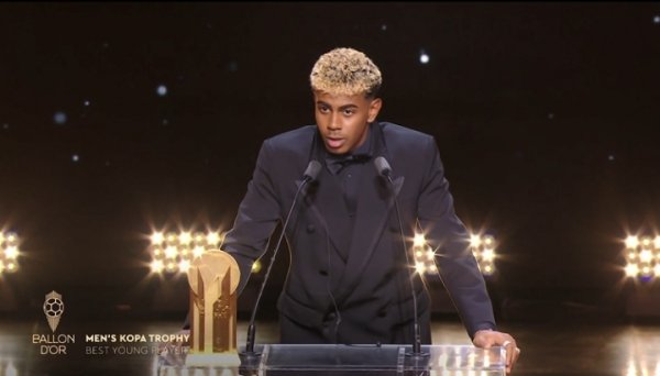 全场高呼登贝莱拿金球！科贝主管：亚马尔才18岁，未来机会很多