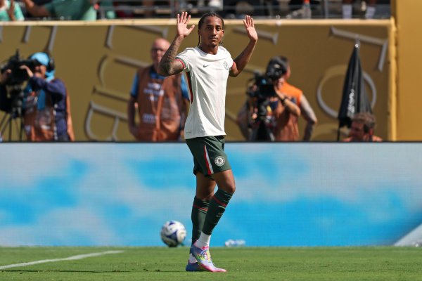 若昂-佩德罗前5场杆位打进5球，是蓝军队史第4位做到的球员