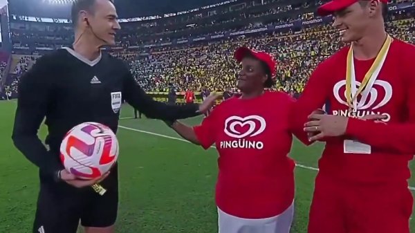 感动！😭凯塞多妈妈为厄瓜多尔赛事  送球，球员跑向妈妈深情拥