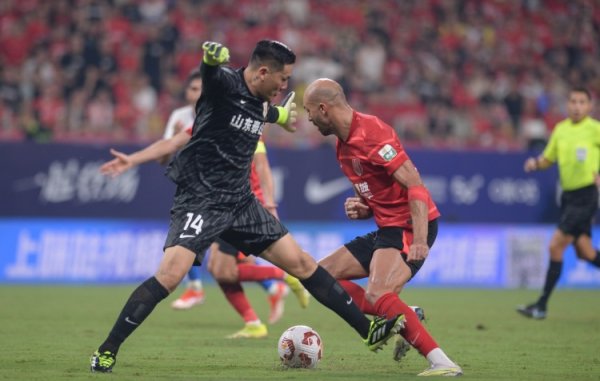 王大雷妻子发文谈“丢袖标”风波：丢的是责任！这一次我站你对面