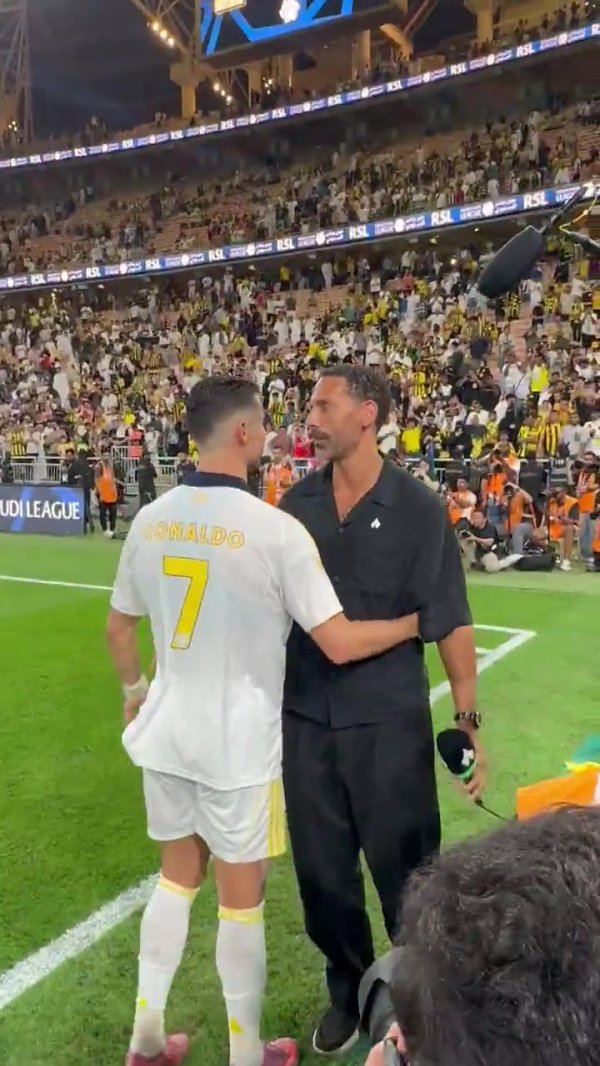 老友相见！C罗拥抱前来观战的费迪南德，两人亲切沟通