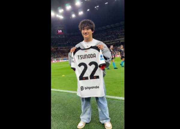 红牛司机角田裕毅造访米兰, 获赠22号运动活动    服  