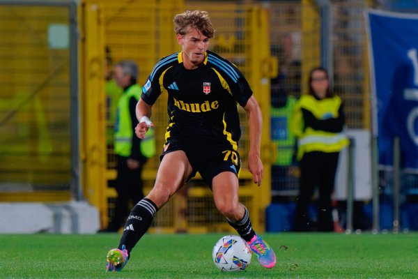 TA：热刺有意尼科-帕斯补强中场球员，不过科莫无意放人