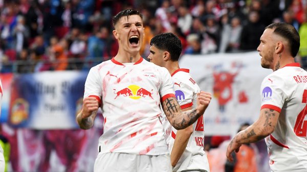 记者：塞斯科完成转会曼联，他正在卡灵顿参额外训练习  中心开