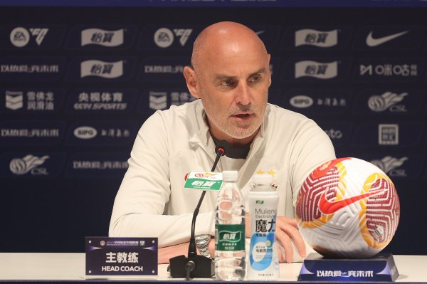 穆斯卡特：日本职业联赛  和球员的水平一直很高，拿1分回上海