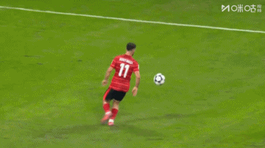 看起来就痛...古尔芬克尔被对手“掏裆”倒地，两队产生小冲突