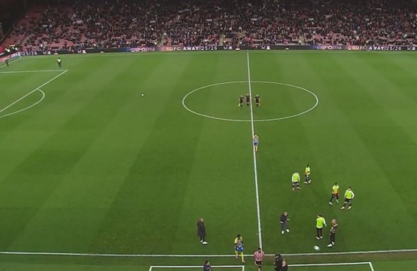 太阳报：谢菲联主帅不满球队表现射门发泄，因击中自家球迷被罚下