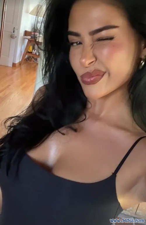 😉贝林厄姆女友社媒晒照，对粉丝眨眼放电