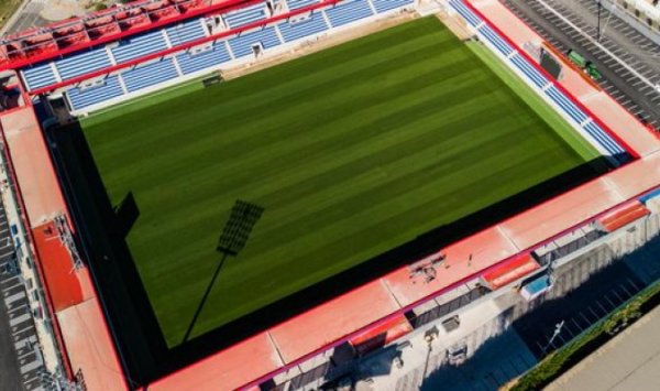 世体：巴萨将选克鲁伊夫运动活动    场  右侧后备  席位