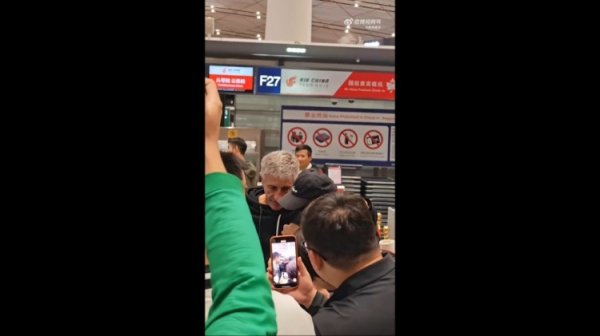 记者：部分国安球迷前往机场为塞蒂恩送行，张源含泪送别