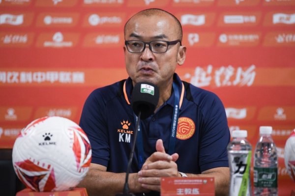 阿萨莫阿被推撞到广告牌！前田浩二怒批：重庆这么想赢？不丢人吗