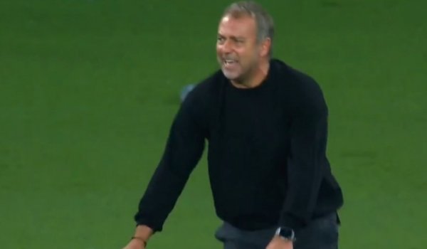 心态炸了！巴萨遭致胜球  ，弗里克表情崩溃蹲下又站起😫