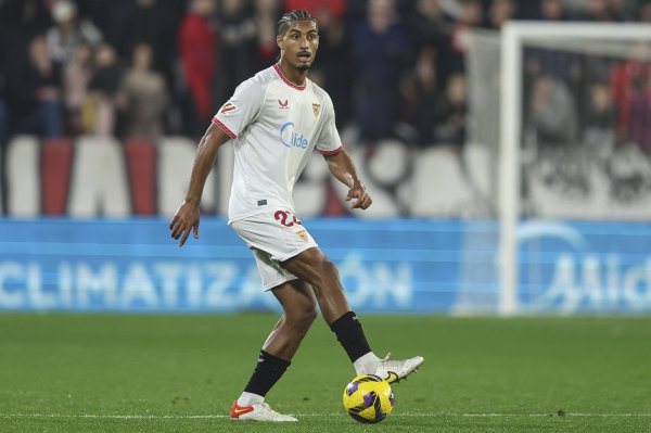 记者：塞维利亚后场球员巴代转会勒沃库森协议即将达成，合同期5