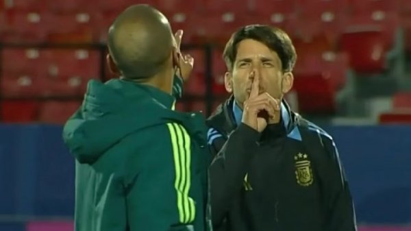 撞人引冲突！墨西哥U20助教指着鼻子骂，阿根廷U20主帅做闭