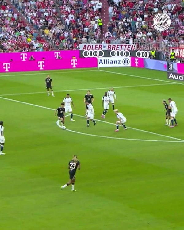 出色  ！17岁小将卡尔对阵热刺远射破门，当选拜仁8月份最佳