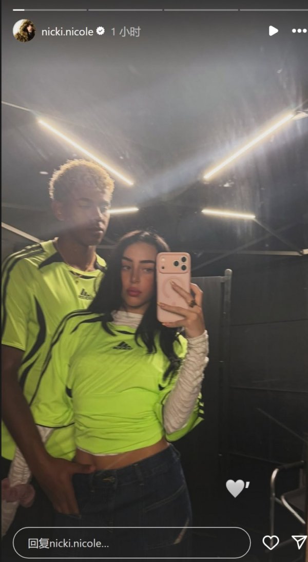 秀恩爱！女友社媒晒与亚马尔亲密自拍合照