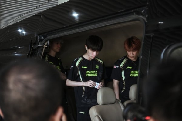 峡谷勇士走进绿茵场🤝  NIP电子竞赛  俱乐部抵达深体