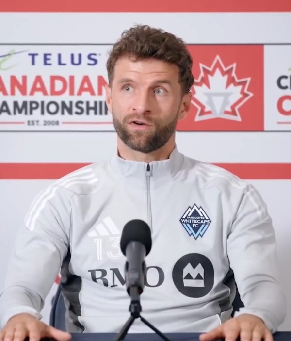 穆勒谈蓄胡：有天去理发店修完发现还不错，我就想先留下它