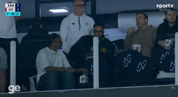 桑托斯守门员出击被判点，内马尔非常不满：巴西必须提高裁判  